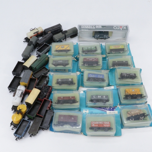 124 - Selection of N gauge wagons to include some Peco, some loose etc