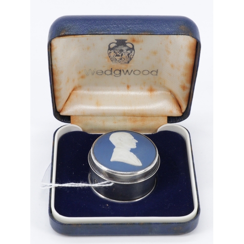 277 - A silver hallmarked pill pot with inset Wedgwood portrait tile