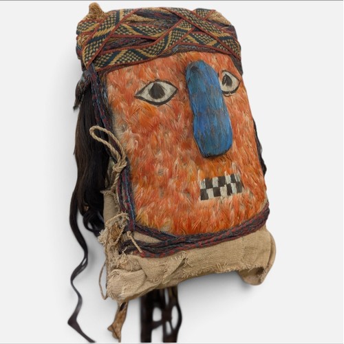Anthropological and Ethnographica interest: Huari with Nazca influence - Southern coast Peru, Circa 700 - 1000 A.D. . Huari Mummy head bundle, adorned with feathers of birds of paradise, natural hair tresses and cloth 'Vinchas' headbands. Set in display case. 