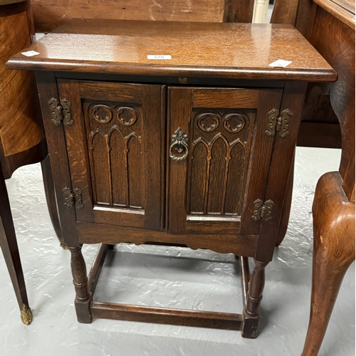 270 - Small oak cupboard - Approx. W51cm H68cm D33cm