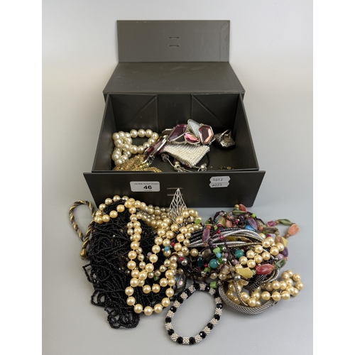 46 - Collection of costume jewellery including bracelets and necklaces Approx. 20