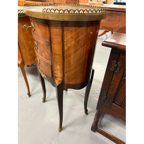 271 - Antique French chest of three drawers with on legs with marble top - Approx. W46cm H77cm D34cm