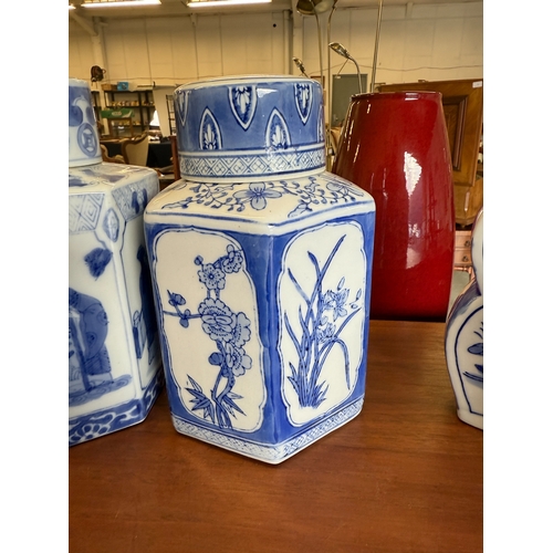 285 - Collection of oriental blue & white china