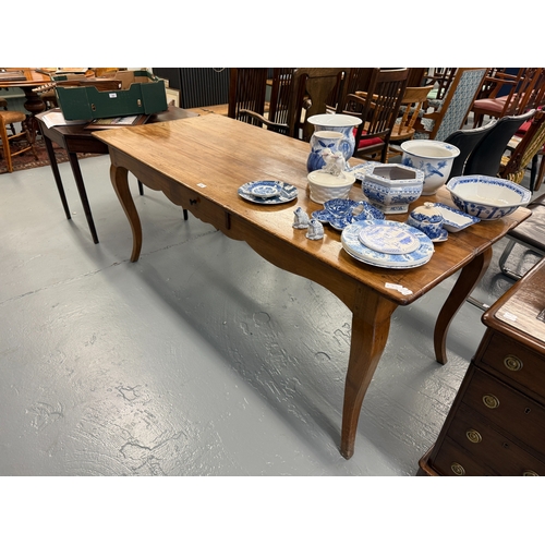 294 - Antique fruit wood dining table on cabriole legs with integrated drawer - Approx. W185cm H76cm D78cm