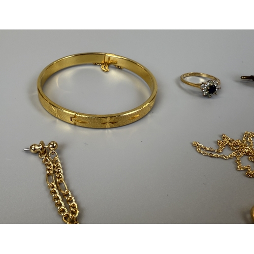 43 - Collection of gold tone jewellery