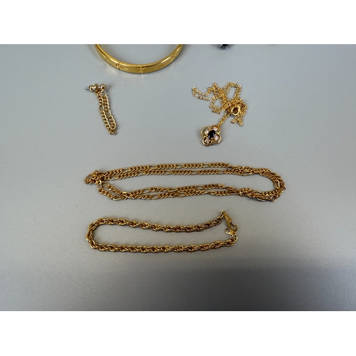 43 - Collection of gold tone jewellery