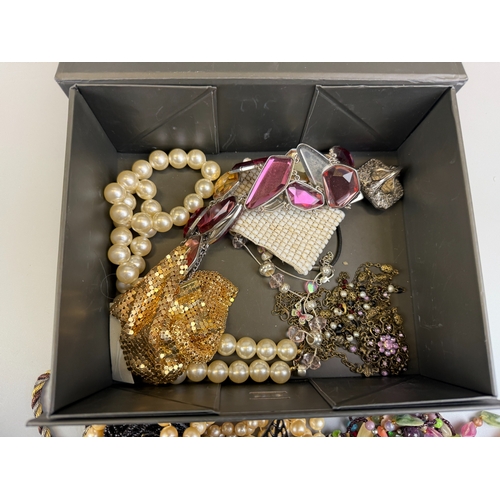 46 - Collection of costume jewellery including bracelets and necklaces Approx. 20