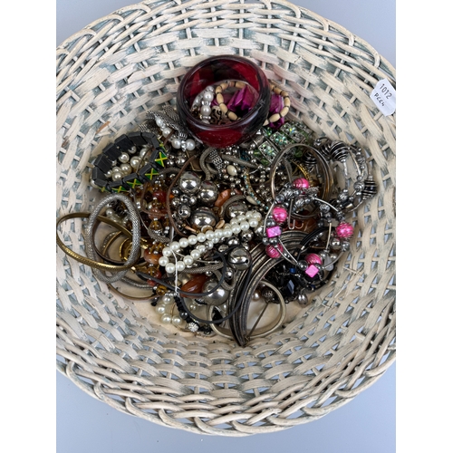 47 - Collection of costume jewellery to include bracelets and necklaces Approx.40