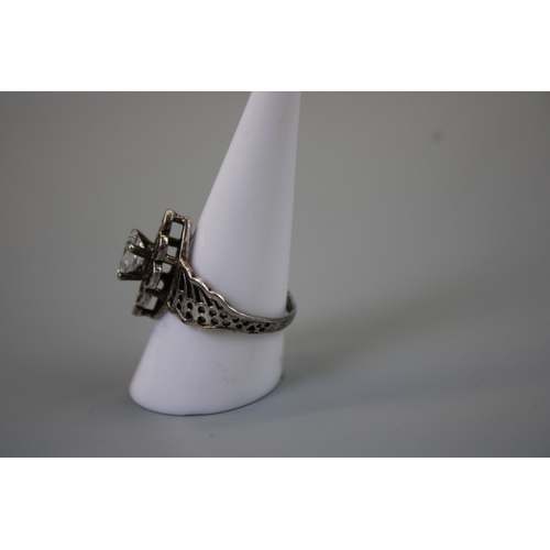 48 - 925 Silver Stone Set Ring&nbsp;Approx. Size - S