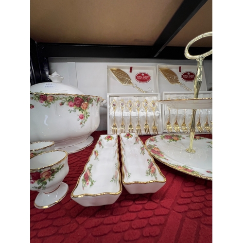 Collection of Royal Albert Old Country Roses
