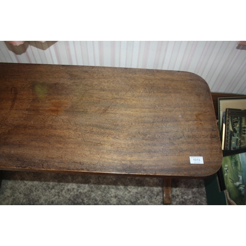 1013 - A mahogany coffee table