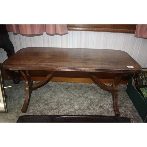 1013 - A mahogany coffee table