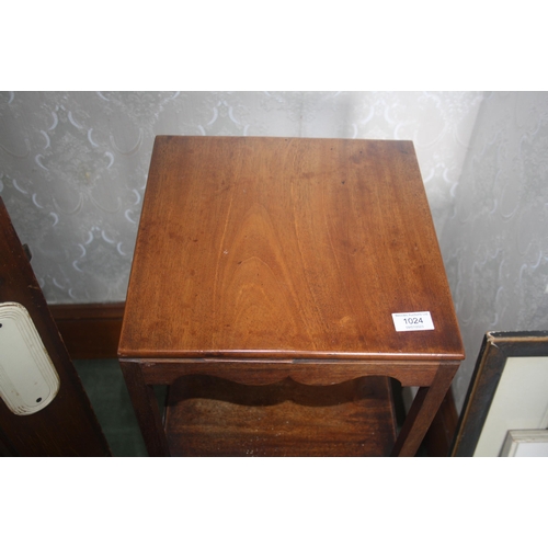 1024 - A Georgian mahogany square washstand