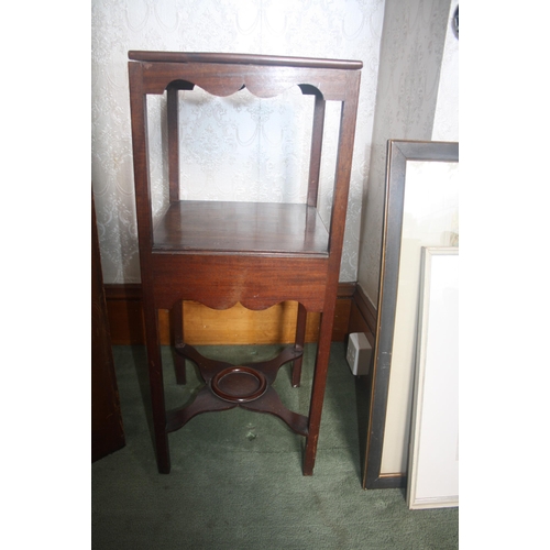 1024 - A Georgian mahogany square washstand