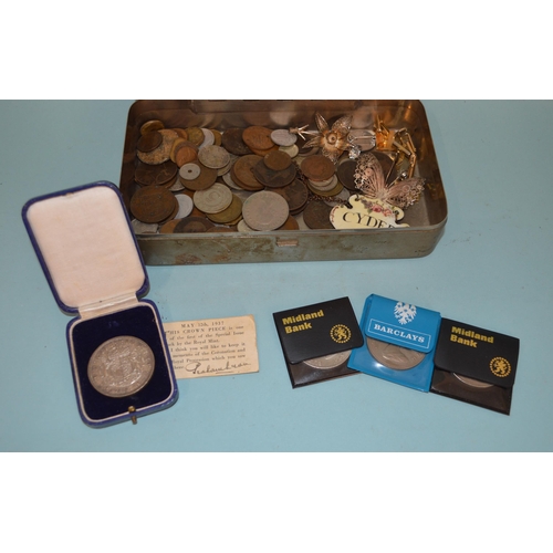 184 - A tin of various GB and world coins plus a few white metal brooches and an enameled 'Cyder' decanter... 