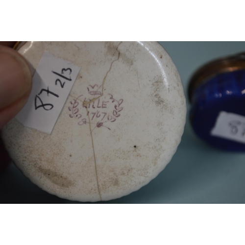 87 - A late 18th Century Georgian Bilston enamel hand painted lidded pot decorated with a town and figure... 