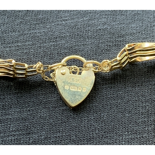 111 - A 9ct gold ladies bracelet with heart shape lock, weight approx. 4.5g