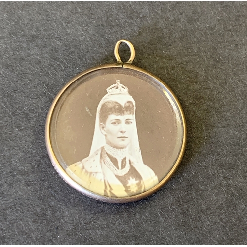 122 - A 9ct gold hallmarked double sided pendant set with image of Edward VII and Alexandra, weight approx... 