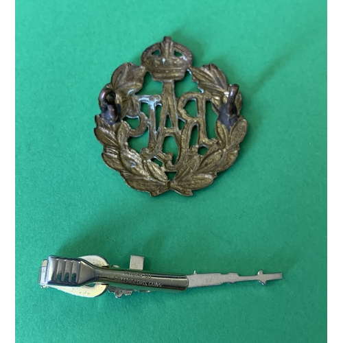 138 - A WW2 R.A.F. cap badge with a tie pin of a rifle