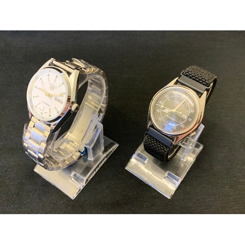 262 - Two Seiko 5 automatic wristwatches (both running at the time of lotting)