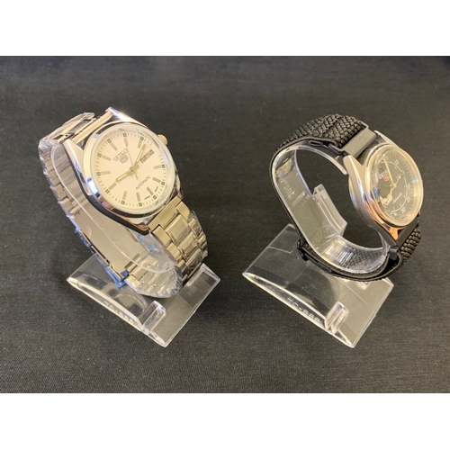 262 - Two Seiko 5 automatic wristwatches (both running at the time of lotting)