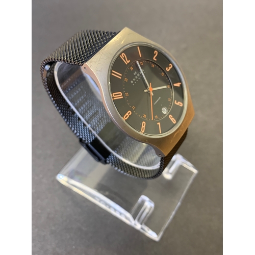 265 - A Skagen mens titanium grey orange wristwatch (running at the time of lotting)