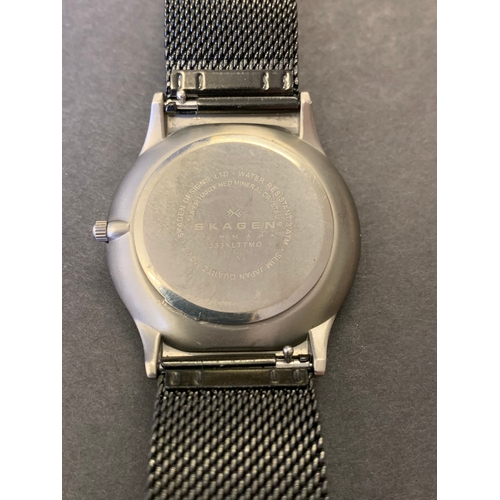 265 - A Skagen mens titanium grey orange wristwatch (running at the time of lotting)