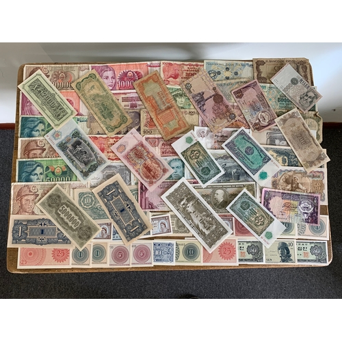 299 - A mixed lot of vintage foreign bank notes