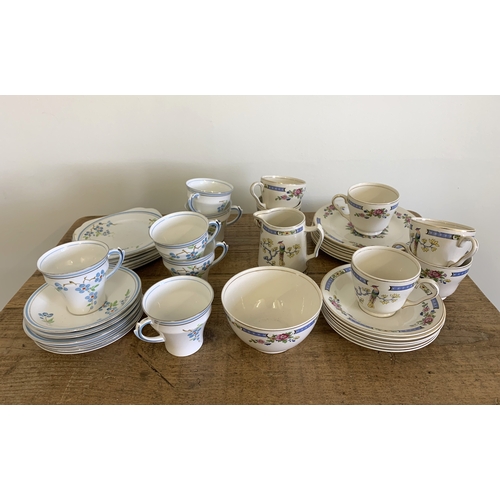 31 - Six setting Roslyn china cups, saucers and side plates plus a Nelson ware six setting