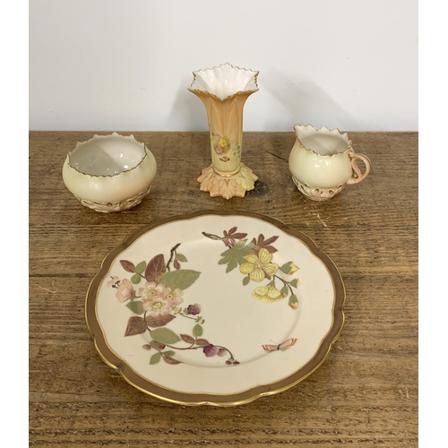 320 - A Worcester blush ivory plate plus a vase 5