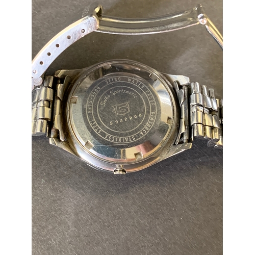 5 - A Seiko Sportsmatic 5 Automatic wristwatch (running at the time of lotting, scratches to glass)