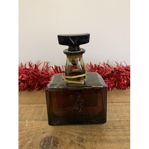 34 - A vintage Japanese Suntory Royal 750ml whisky