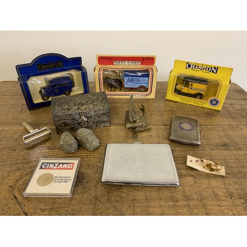 304 - A mixed lot of interesting items to include fool's gold fragments, 1983 one pound coins, a razor and... 