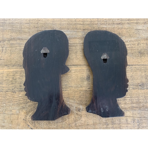 134 - A pair of vintage African masks to hang on a wall, 10