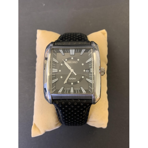 181 - A boxed Seiko stainless steel gents wristwatch (winds, ticks and runs, straps with signs of use) plu... 