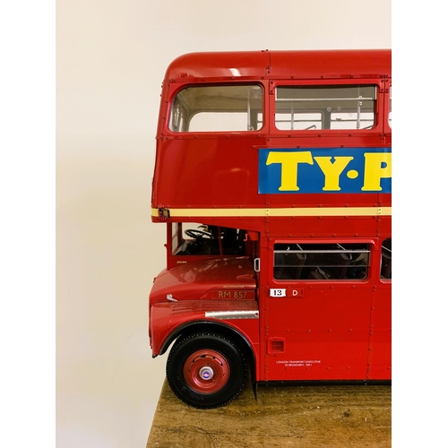 223 - A very good Hatchette Partworks 1/12th scale Routemaster bus, this has been built to a very high sta... 