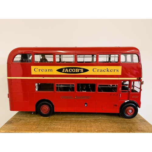 223 - A very good Hatchette Partworks 1/12th scale Routemaster bus, this has been built to a very high sta... 