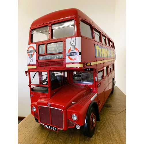 223 - A very good Hatchette Partworks 1/12th scale Routemaster bus, this has been built to a very high sta... 