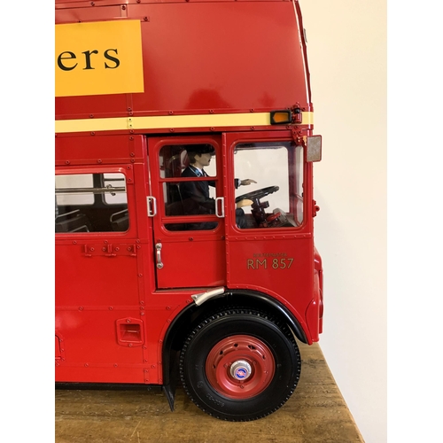 223 - A very good Hatchette Partworks 1/12th scale Routemaster bus, this has been built to a very high sta... 