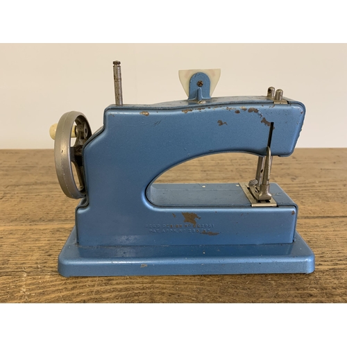 315 - A vintage 1960's Vulcan Junior sewing machine, 8