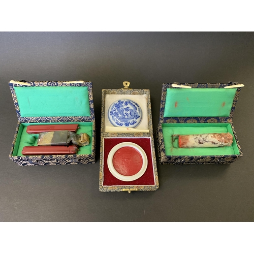 100 - Two boxed vintage Chinese hard stone wax seals, one surmounted with a Dog of Fo plus a boxed ceramic... 