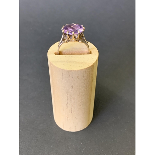 114 - A 9ct gold and purple stone set ring, approx. size N, weight approx. 3.6g