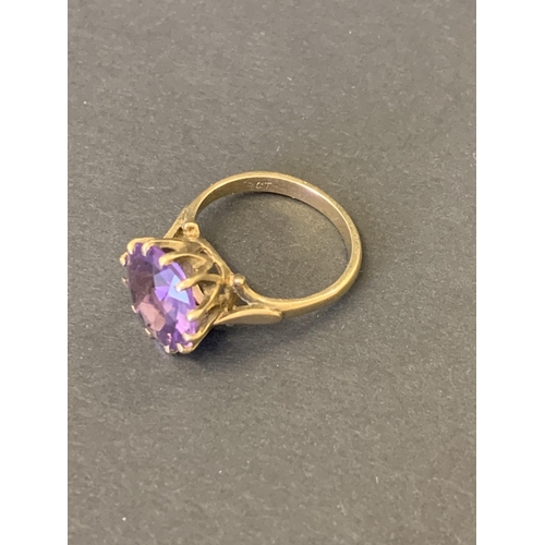 114 - A 9ct gold and purple stone set ring, approx. size N, weight approx. 3.6g