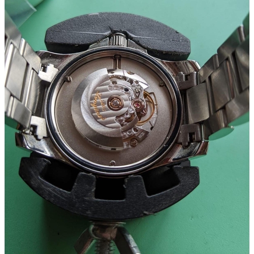 259 - A Longines Conquest wristwatch (running at the time of lotting, very light wear)