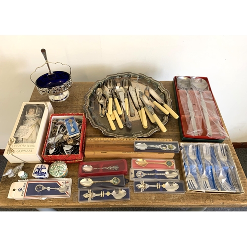 323 - A selection of silver plated wares including a tray and cutlery plus various boxed and loose collect... 