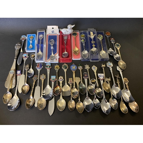 323 - A selection of silver plated wares including a tray and cutlery plus various boxed and loose collect... 