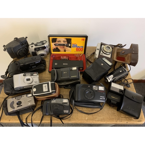 92 - A mixed lot of vintage cameras including 'Ilford Sports', 'Sharpixels', mini cam, Kodak etc