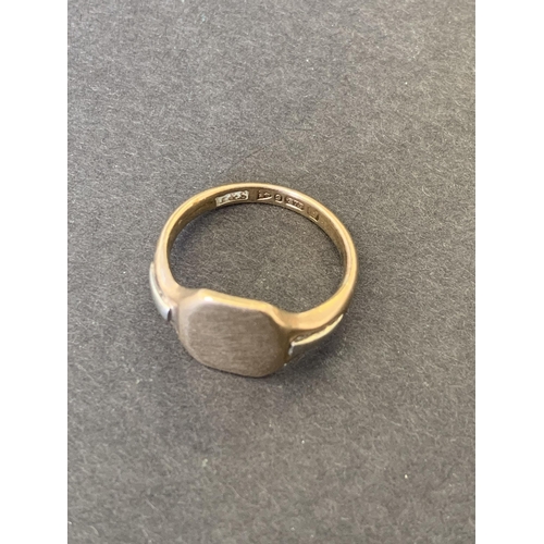 135 - A 9ct gold hallmarked ring with white metal shoulders, approx. size O 1/2, weight approx. 5.5g