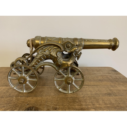 150 - A heavy brass cannon, approx. 15