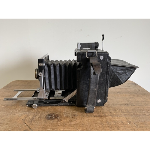 181 - A Graflex Speed Graphic camera, comes with two photographic plates